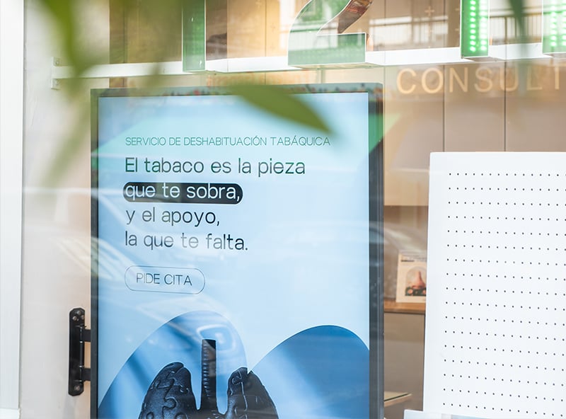 pantalla publicitaria en escaparate